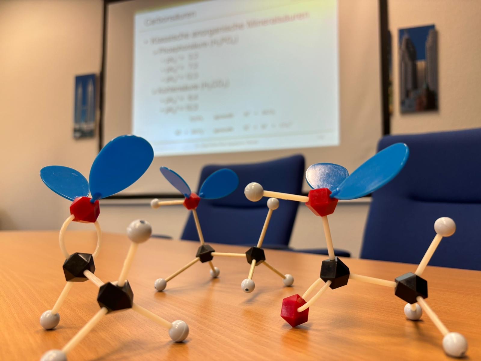 Chemie für Kaufleute: Ein Blick hinter die Kulissen der Ursa-Chemie GmbH